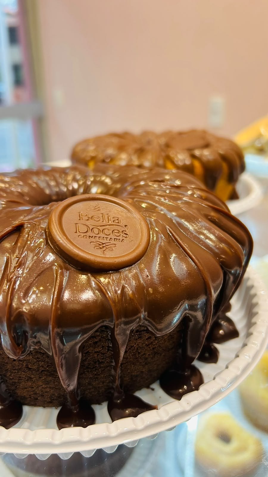 Bolo caseiro de chocolate com calda da Bella Doces