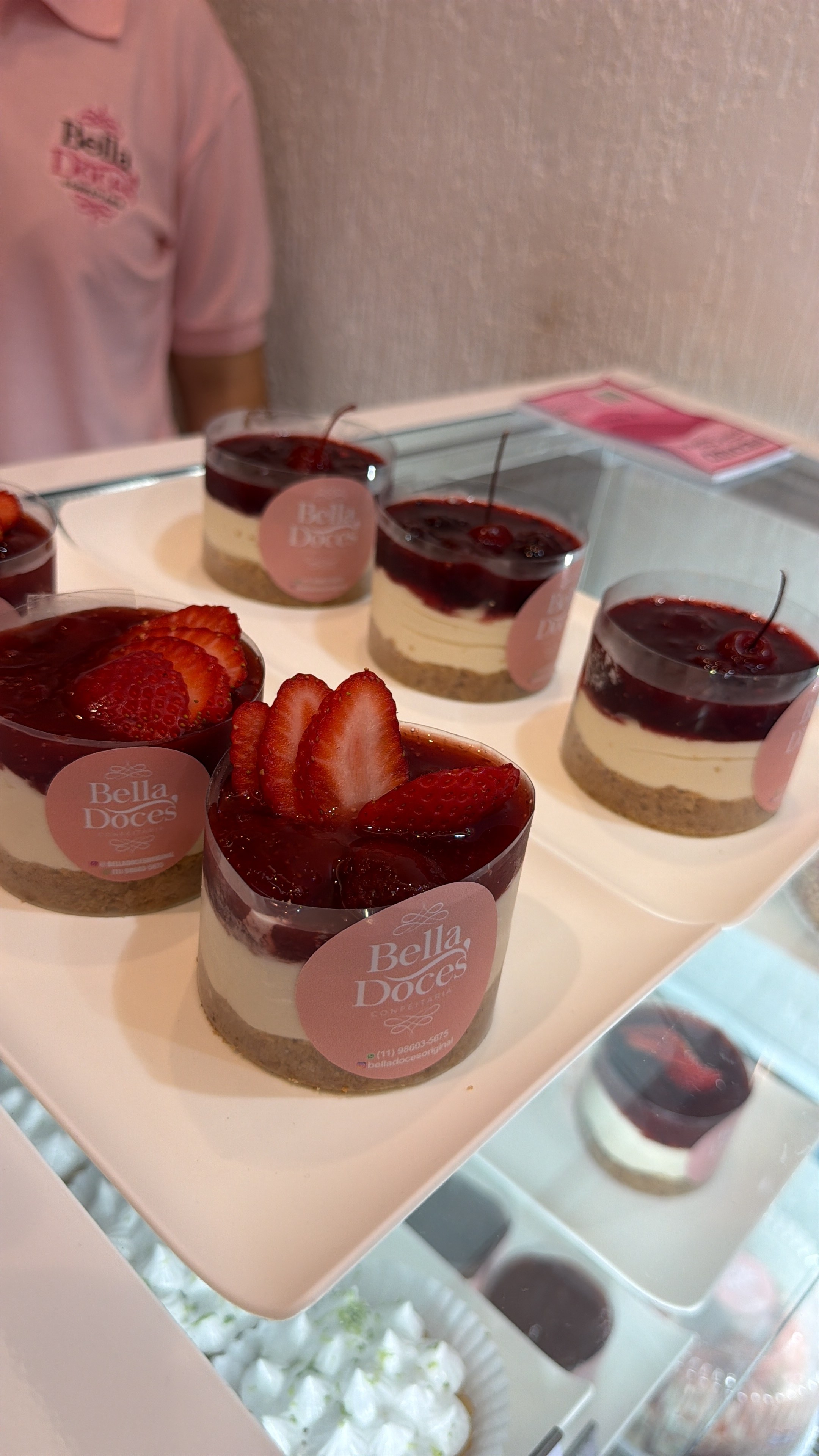 Sobremesas artesanais com frutas vermelhas