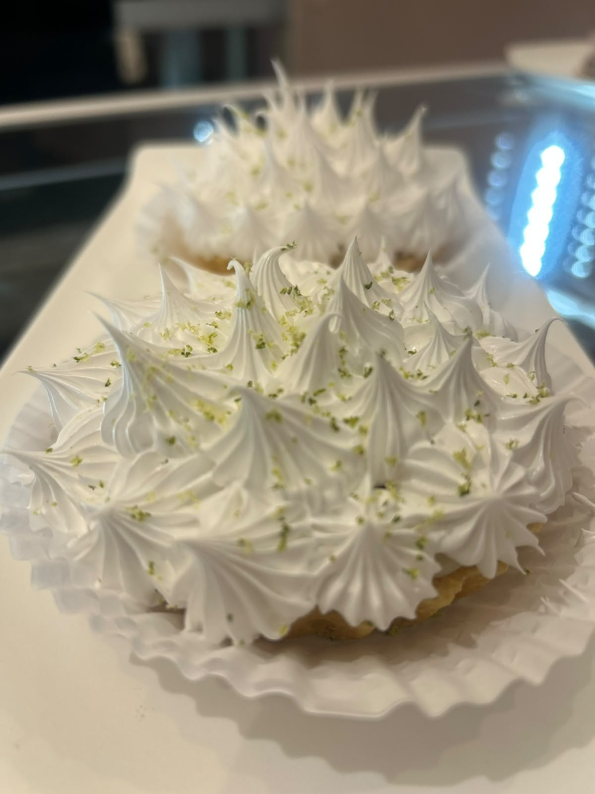 Tortas com merengue e raspas de limão da Bella Doces
